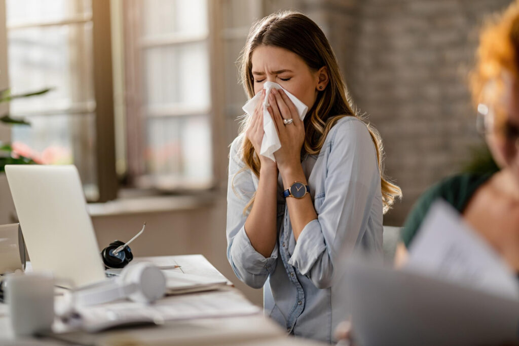Descubre todo sobre la gripe: síntomas, prevención y tratamiento. Aprende a diferenciarla del resfriado y el COVID-19, y cómo mantenerte saludable en Latinoamérica.
