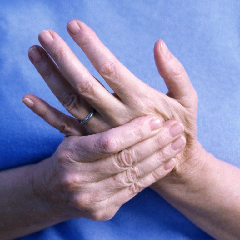 Una mujer dándose masaje en la mano