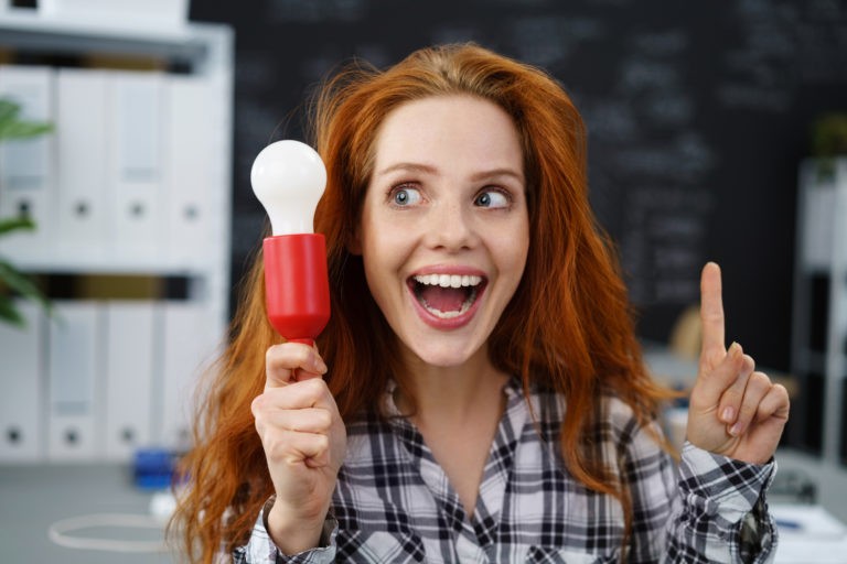 Mujer pelirroja y ojos claros, gozando de una gran salud mental y una linda sonrisa