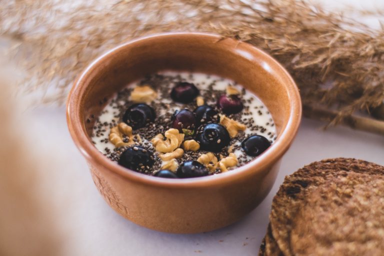 Plato de puding de Chia con Blueberries y Avena