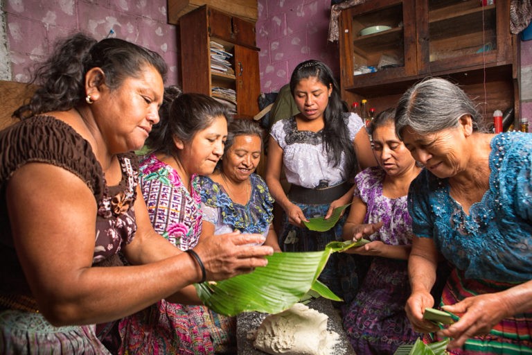 Mujeres de descendencia Maya, en San Pedro Guatemala, cocinando platillos de comida típica guatemalteca, vistiendo Güipiles.