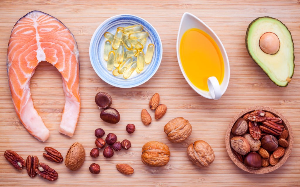salmón huevo aguacate y semillas para la ingesta diaria de vitamina B y vitamina D
