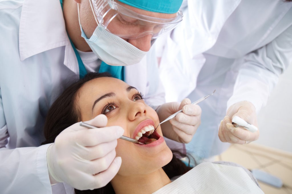 mujer en consulta bucal para mantener la higiene dental