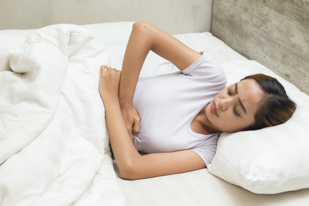 mujer apretándose el vientre por desequilibrio hormonal