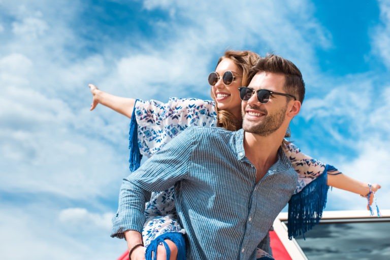 pareja feliz disfrutando del sol y en equilibrio