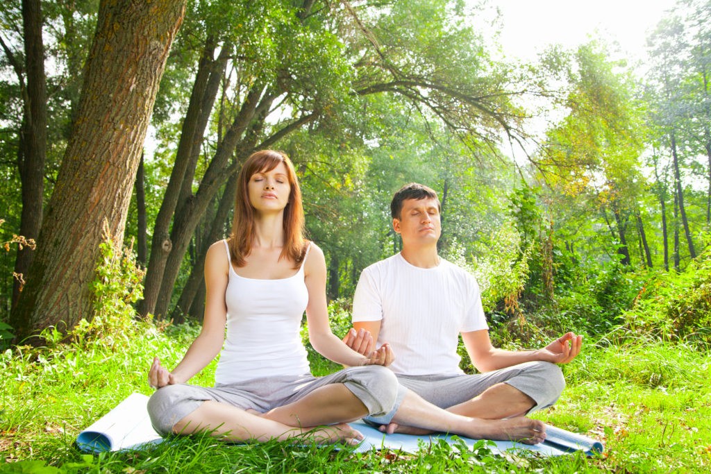 pareja meditando junta para dormir