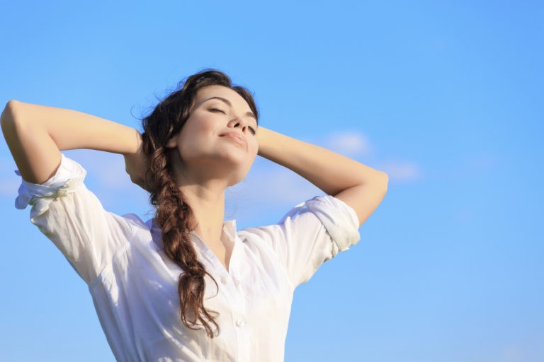 respiración diafragmática de una mujer joven