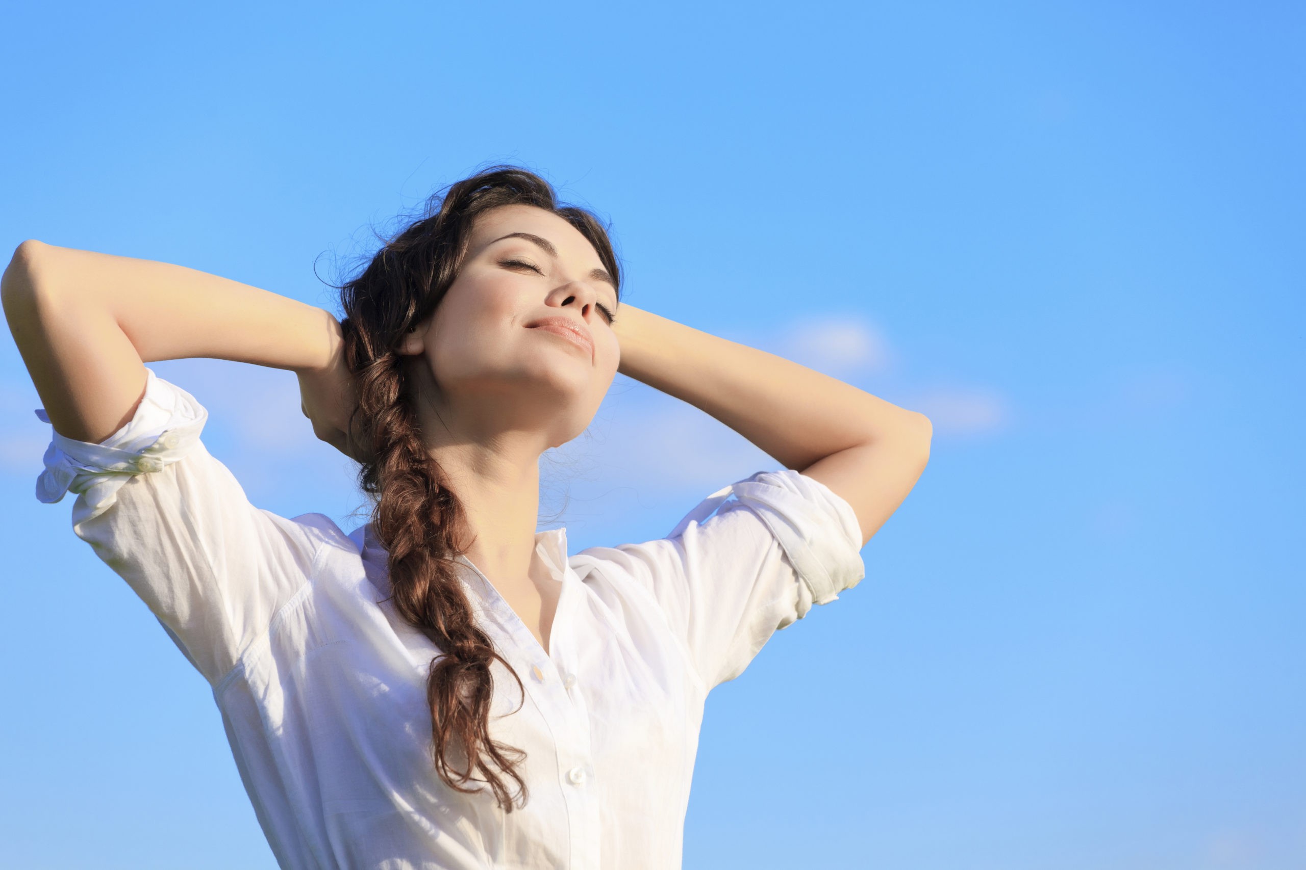 respiración diafragmática de una mujer joven