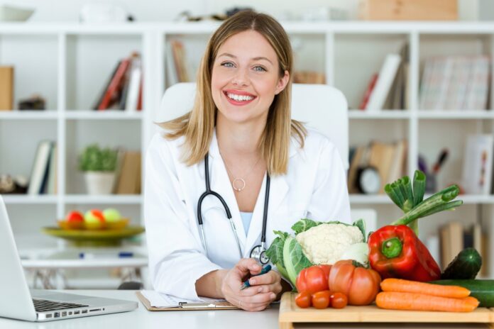 ¿Estás interesado en mejorar tu nutrición o tienes preguntas sobre cómo elegir alimentos saludables y cuánto comer? Los nutricionistas pueden ayudarte a alcanzar tus objetivos de nutrición y mantenerte saludable. Descubre cuándo es recomendable consultar a un nutricionista y cómo pueden ayudar.