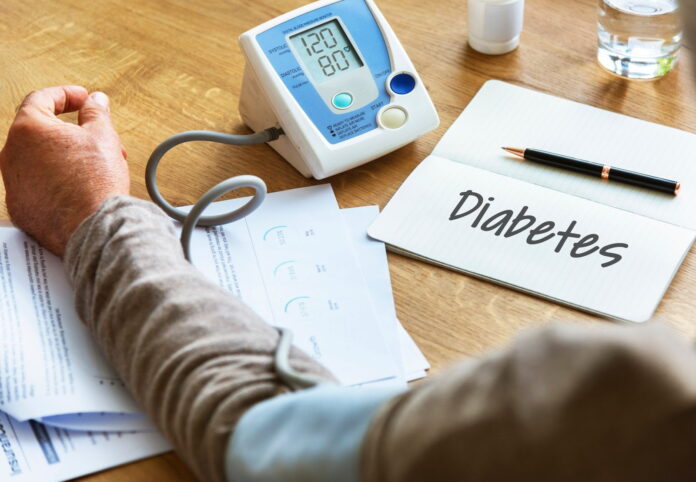 La diabetes es una enfermedad metabólica que se caracteriza por niveles elevados de azúcar (glucosa) en sangre. A la glucosa que circula por la sangre se le llama glucemia.
