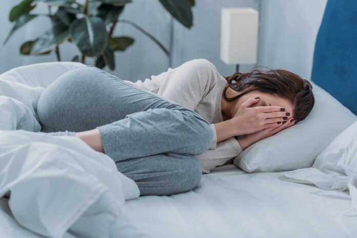 La menopausia es un proceso natural que ocurre en las mujeres a medida que envejecen. Es el momento en el cual una mujer deja de tener periodos menstruales y suele ocurrir entre los 45 y 55 años, aunque puede ser antes o después.