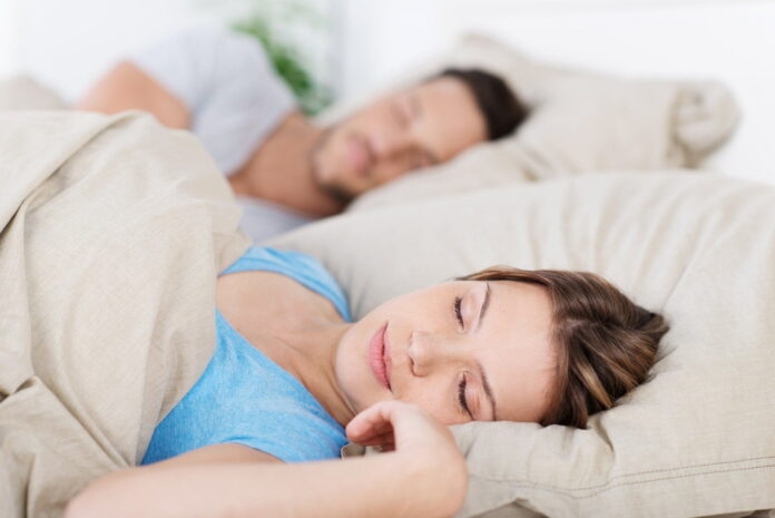 El Sueño tiene por función principal procesar información nueva, mantener saludable a la persona que duerme y ayudar a que ésta se renueve cada noche.