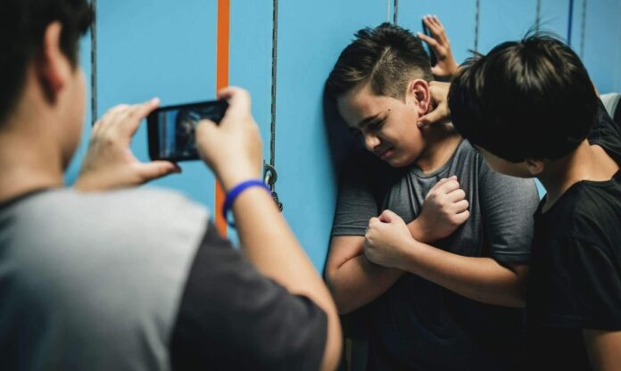 El Bullying es un comportamiento agresivo y intencional que se repite de manera intencional por parte de una o varias personas hacia otra.
