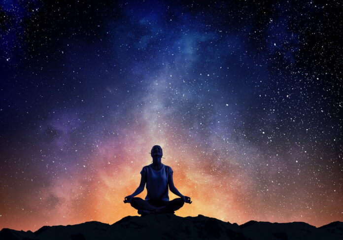 La meditación y la atención plena son técnicas antiguas que consisten en concentrarse en el momento presente y dejar a un lado los pensamientos y preocupaciones.