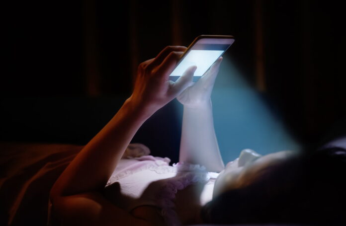 La luz azul es una longitud de onda de luz visible que se produce natural y artificialmente y puede ser perjudicial para el sueño y la salud en general.