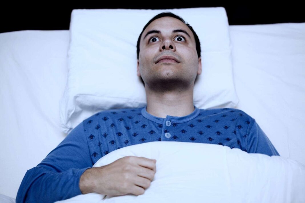 El insomnio es un trastorno del sueño que se caracteriza por tener dificultad para conciliar el sueño o permanecer dormido durante la noche.