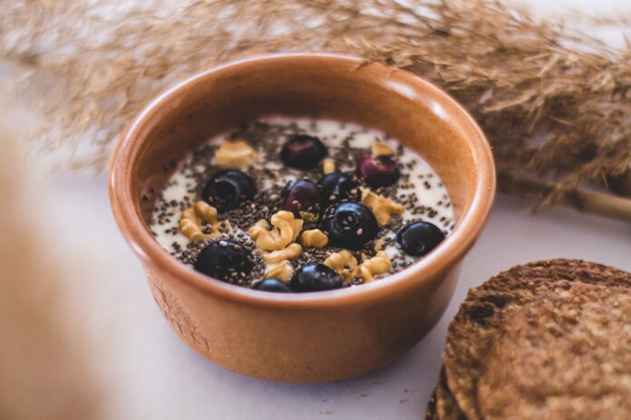 ¿Para qué sirve lasemilla de chía? Es una excelente fuente de ácidos grasos omega-3, ricos en antioxidantes, y aportan fibra, hierro y calcio