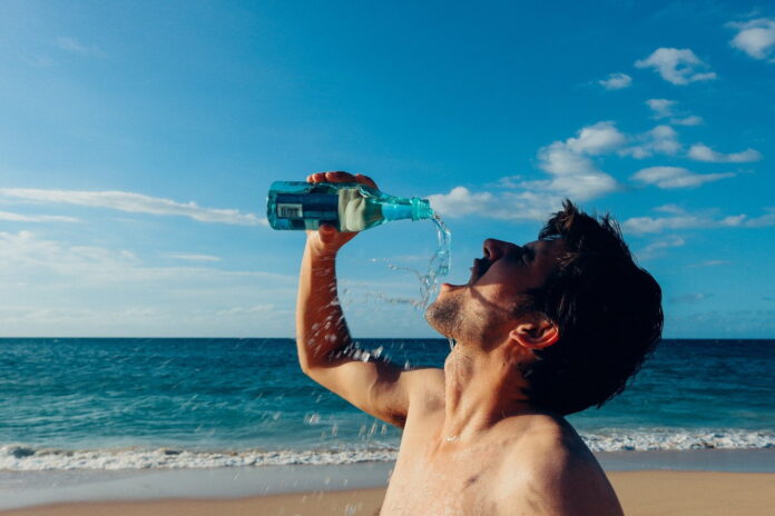 El agua es esencial para la vida. Mantenerse hidratado es muy importante para poder tener una buena salud y prevenir el envejecimiento.