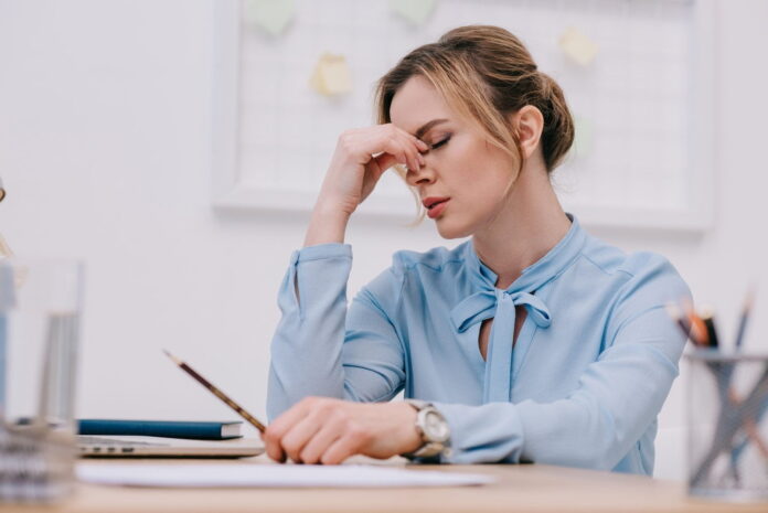 El estrés y el malestar emocional puede dificultar el desarrollo del trabajo, pero los ejercicios correctos pueden dar paso a una mayor salud mental.
