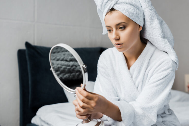 Descubre cómo tu piel refleja tu salud interior y aprende técnicas holísticas para cuidarla. Enfoque integral que combina nutrición, manejo del estrés y prácticas ancestrales.