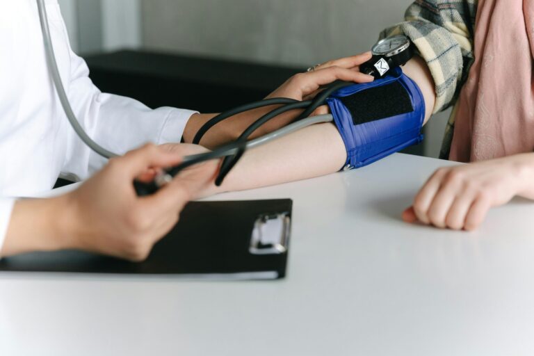 Aprende sobre la presión arterial alta: causas, síntomas, diagnóstico y tratamiento. Información esencial para entender y manejar esta condición médica común.