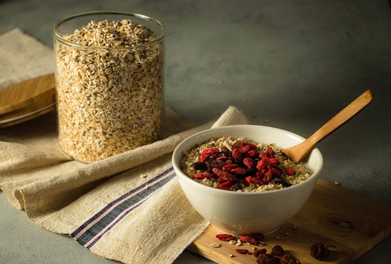Un tazón de avena; su fibra ayuda a moderar la subida de glucosa después de comer.